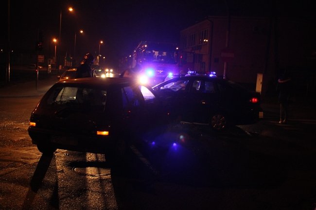 Rozbite auta zablokowały przejazd - zdjęcia