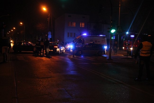 Rozbite auta zablokowały przejazd - zdjęcia