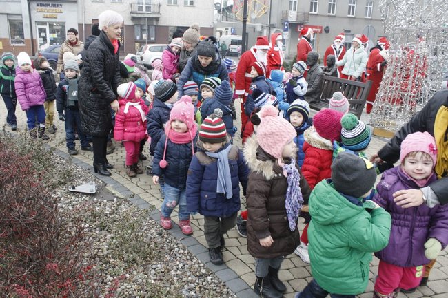 Inwazja Mikołajów na rynku - zdjęcia