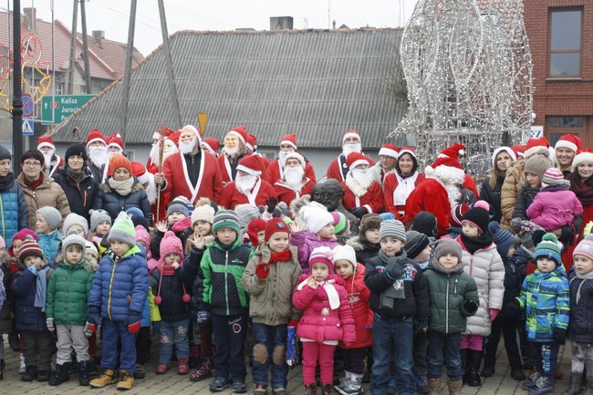 Inwazja Mikołajów na rynku - zdjęcia