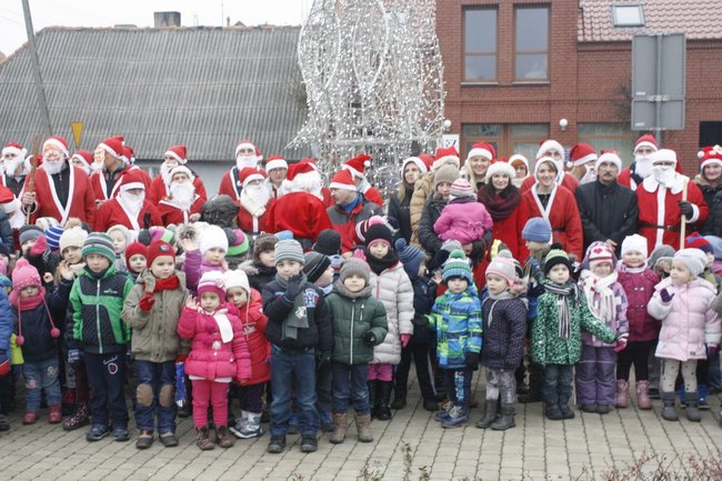 Inwazja Mikołajów na rynku - zdjęcia