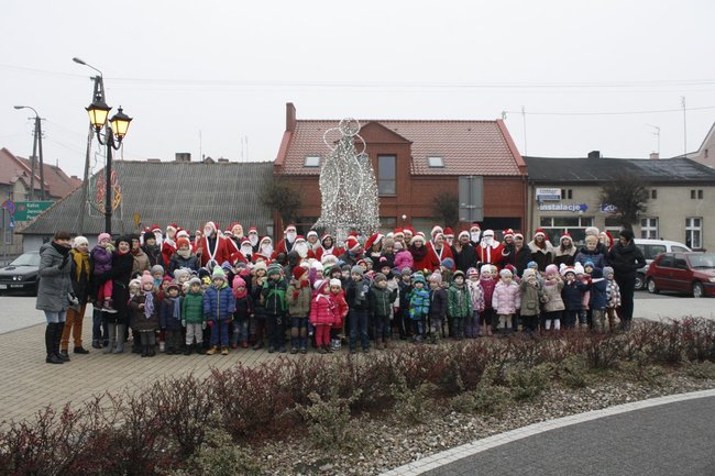 Inwazja Mikołajów na rynku - zdjęcia