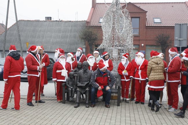 Inwazja Mikołajów na rynku - zdjęcia