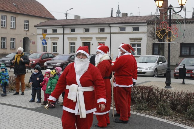 Inwazja Mikołajów na rynku - zdjęcia
