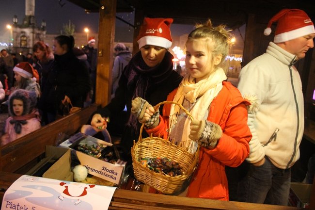 Mikołajkowe spotkanie na rynku - zdjęcia