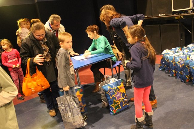 Rozdali ponad sto paczek - zdjęcia