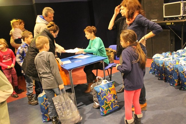 Rozdali ponad sto paczek - zdjęcia