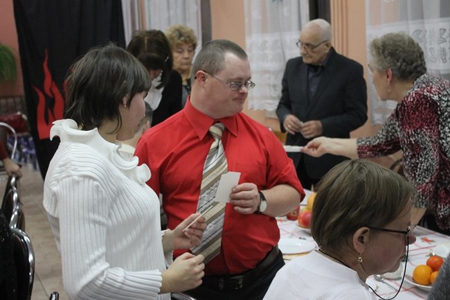 Z przyjaciółmi przy wigilijnym stole - zdjęcia