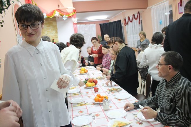 Z przyjaciółmi przy wigilijnym stole - zdjęcia