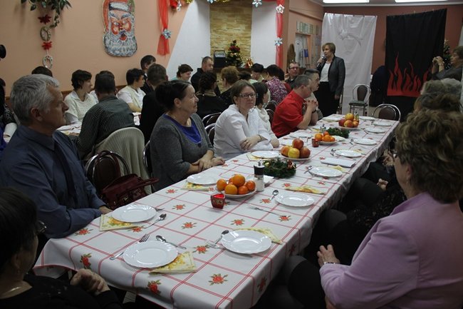 Z przyjaciółmi przy wigilijnym stole - zdjęcia