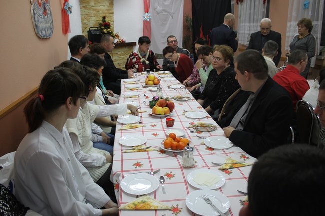 Z przyjaciółmi przy wigilijnym stole - zdjęcia