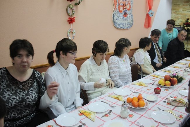 Z przyjaciółmi przy wigilijnym stole - zdjęcia