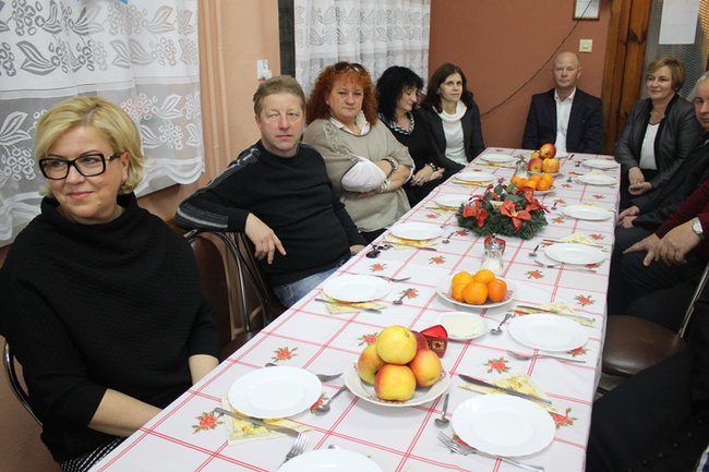 Z przyjaciółmi przy wigilijnym stole - zdjęcia