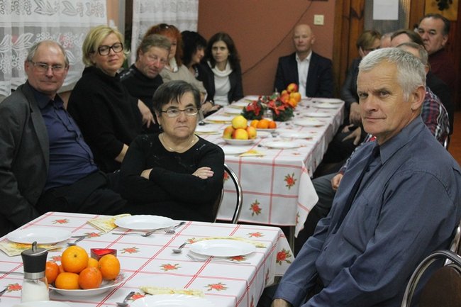 Z przyjaciółmi przy wigilijnym stole - zdjęcia