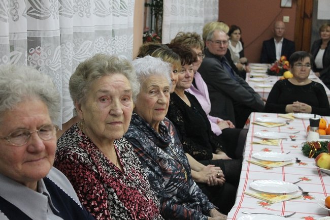 Z przyjaciółmi przy wigilijnym stole - zdjęcia