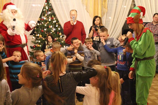 Zatańczyli z Mikołajem - zdjęcia