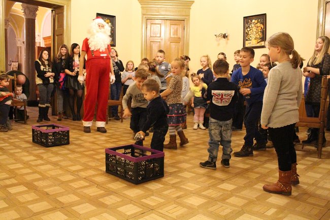 Zatańczyli z Mikołajem - zdjęcia
