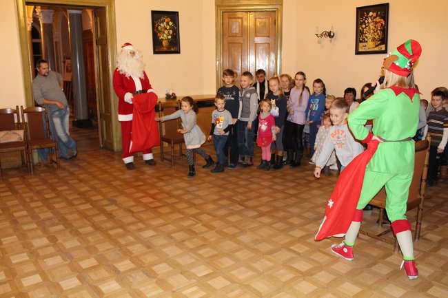 Zatańczyli z Mikołajem - zdjęcia