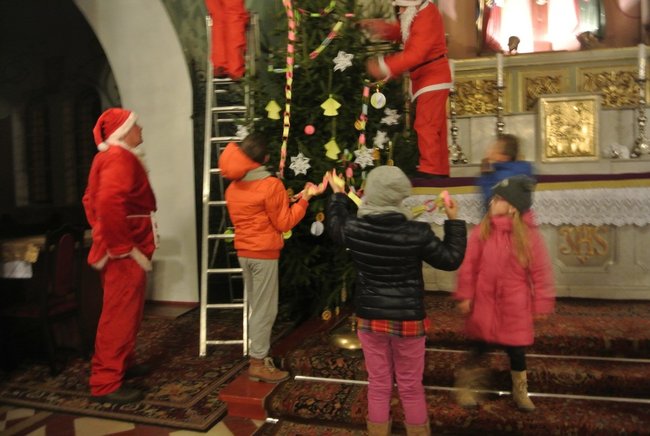 Wspólnie wykonali ozdoby - zdjęcia