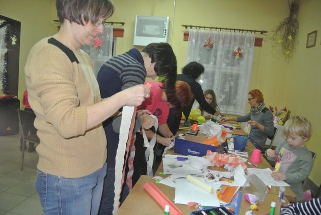 Wspólnie wykonali ozdoby - zdjęcia
