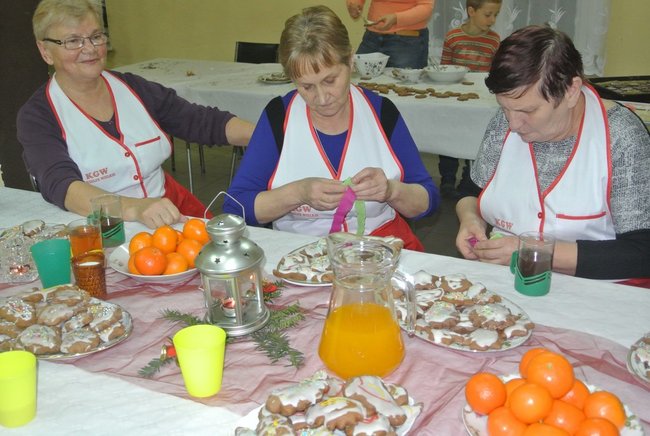 Wspólnie wykonali ozdoby - zdjęcia