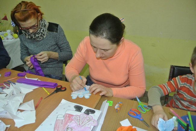 Wspólnie wykonali ozdoby - zdjęcia