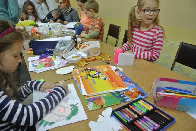 Wspólnie wykonali ozdoby - zdjęcia