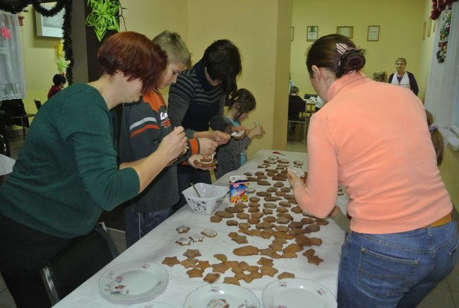 Wspólnie wykonali ozdoby - zdjęcia