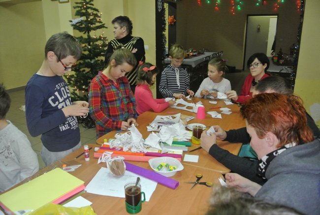Wspólnie wykonali ozdoby - zdjęcia