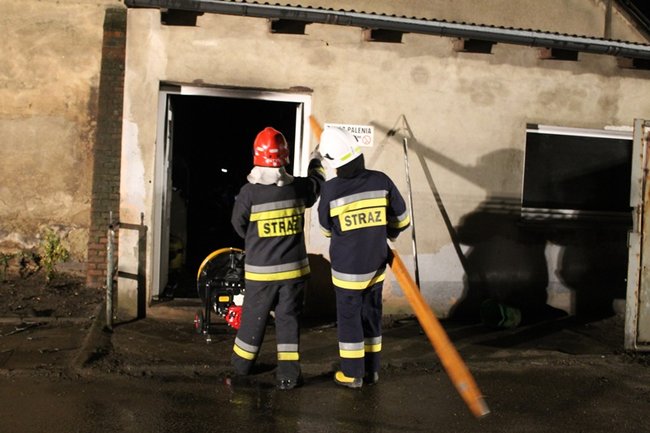 Nocny pożar w firmie - zdjęcia