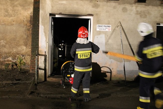 Nocny pożar w firmie - zdjęcia