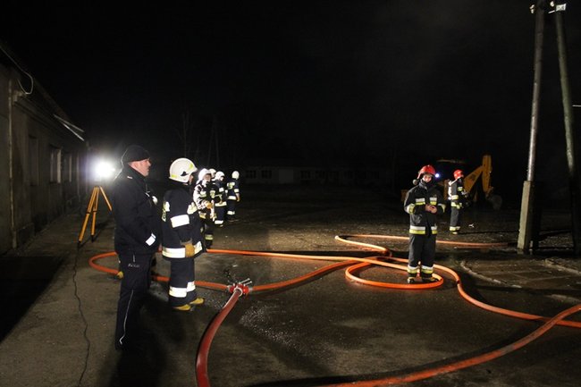 Nocny pożar w firmie - zdjęcia