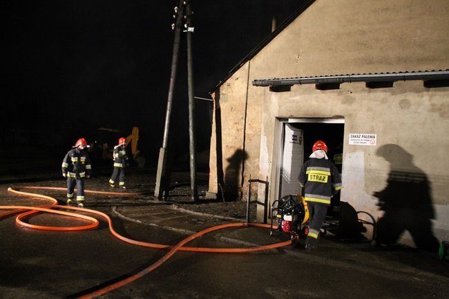 Nocny pożar w firmie - zdjęcia