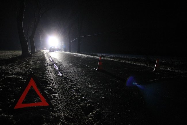 Samochód uderzył w drzewo - zdjęcia