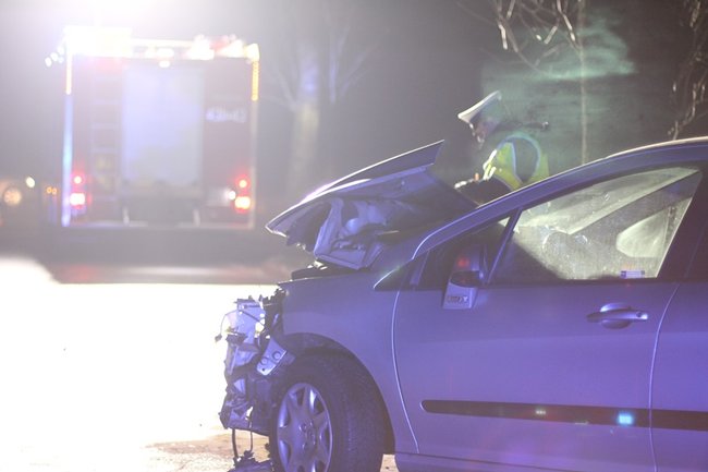Samochód uderzył w drzewo - zdjęcia
