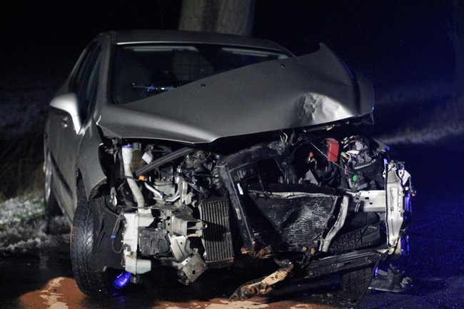 Samochód uderzył w drzewo - zdjęcia