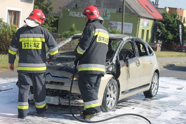 Citroen spłonął doszczętnie - zdjęcia