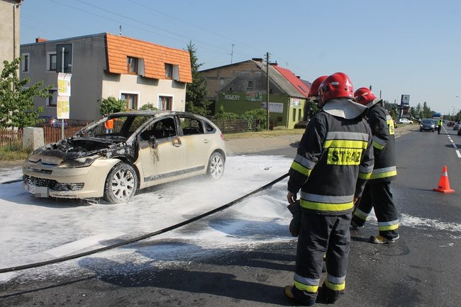 Citroen spłonął doszczętnie - zdjęcia