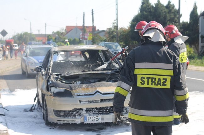 Citroen spłonął doszczętnie - zdjęcia