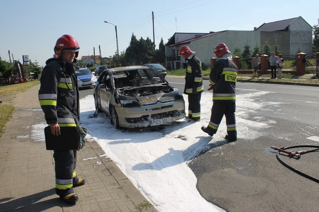 Citroen spłonął doszczętnie - zdjęcia