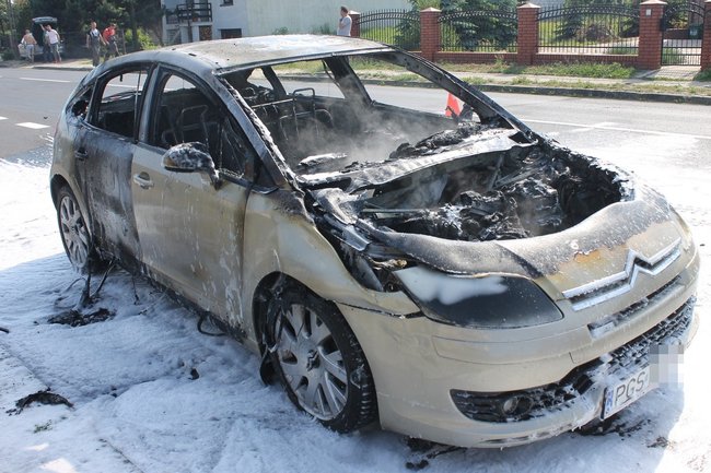Citroen spłonął doszczętnie - zdjęcia