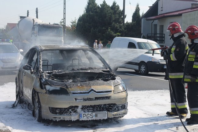 Citroen spłonął doszczętnie - zdjęcia