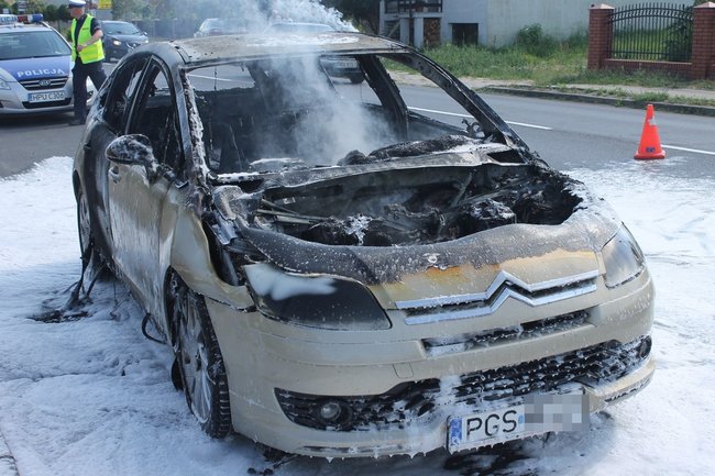 Citroen spłonął doszczętnie - zdjęcia