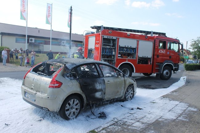 Citroen spłonął doszczętnie - zdjęcia