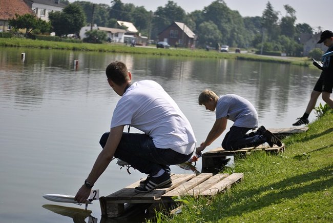 Łódki na stawie ? zdjęcia