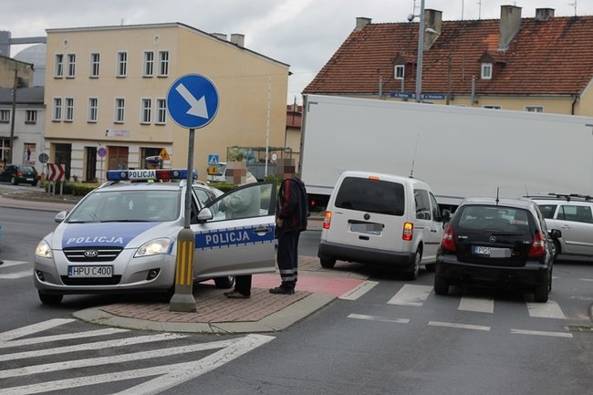 Wtargnęła na przejście dla pieszych - zdjęcia
