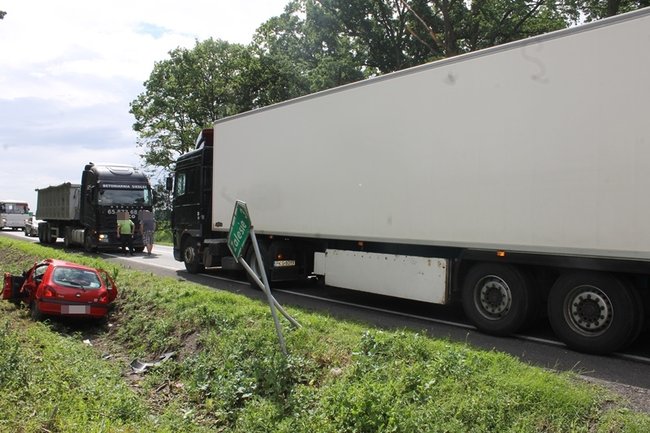 Po zderzeniu z ciężarówką wjechał do rowu