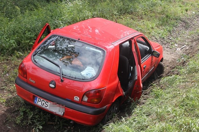 Po zderzeniu z ciężarówką wjechał do rowu
