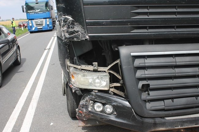 Po zderzeniu z ciężarówką wjechał do rowu