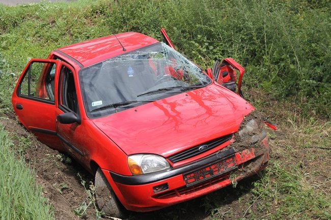 Po zderzeniu z ciężarówką wjechał do rowu